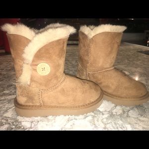 Size 10 Bailey Button UGGs